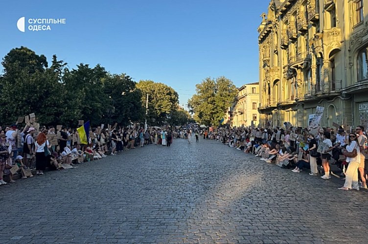 Мітинг біля театру імені Івана Франка в Києві: натовп людей з прапорами України, УПА та Євросоюзу, учасники скандують гасла