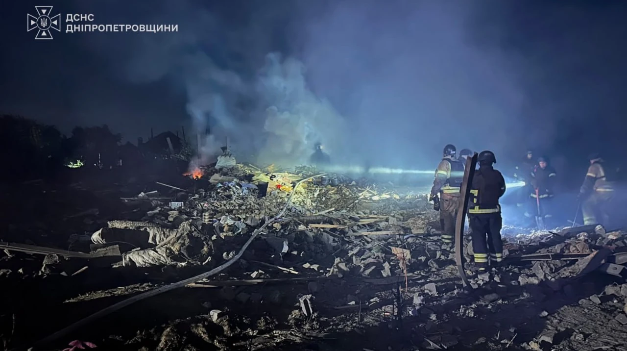 Рятувальники розбирають завали зруйнованого російською ракетою житлового будинку після нічної атаки 30 липня.