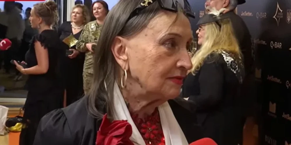 Лариса Кадочникова та Ада Роговцева; кадр з фільму «Ну мам» за участю Ади Роговцевої та Ахтема Сеітаблаєва.