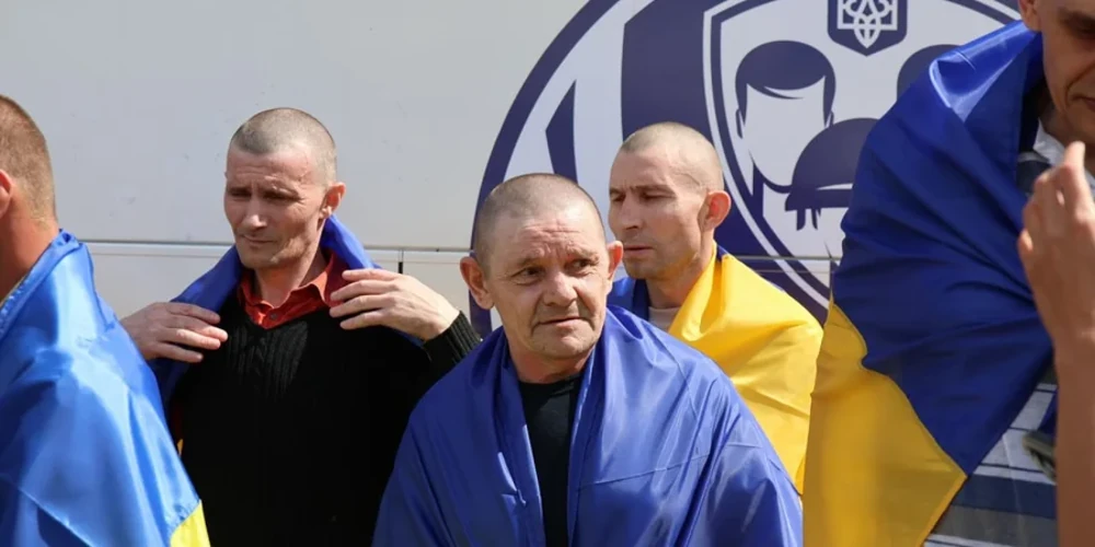 Звільнені українські військовослужбовці після повернення з полону