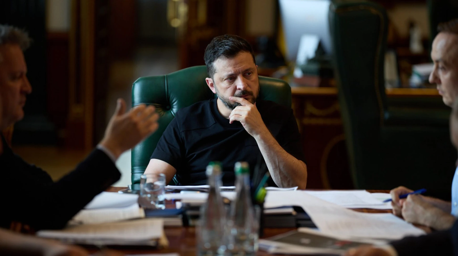 Володимир Зеленський під час наради стосовно санкцій