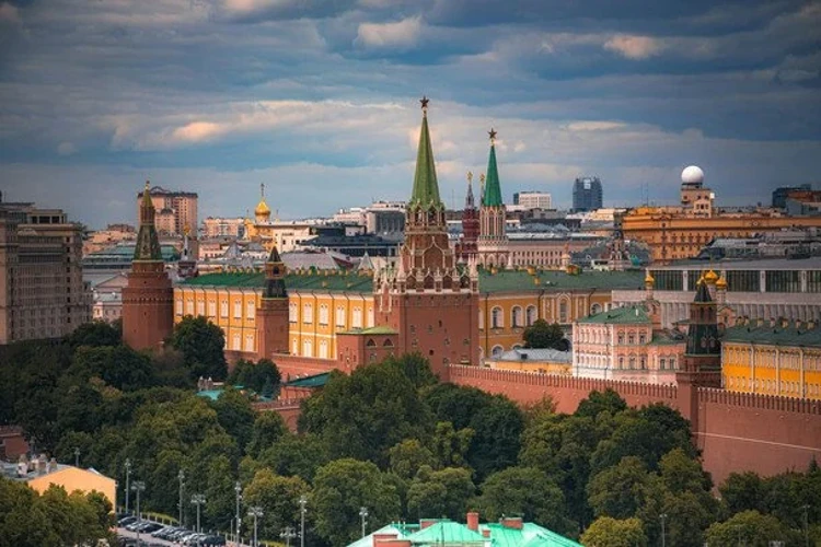 Колаж: Володимир Путін і Кремль на тлі російських прапорів, ілюстрація до теми мирних переговорів