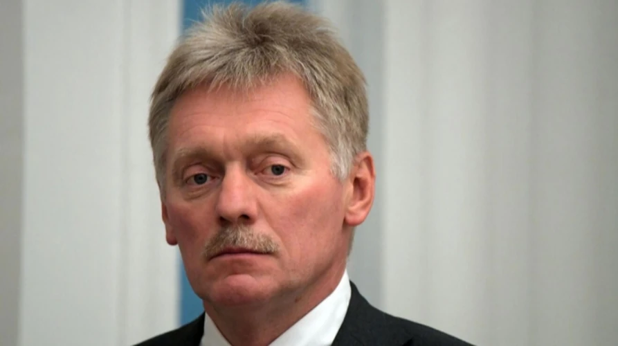 Будівля Кремля на тлі російського прапора