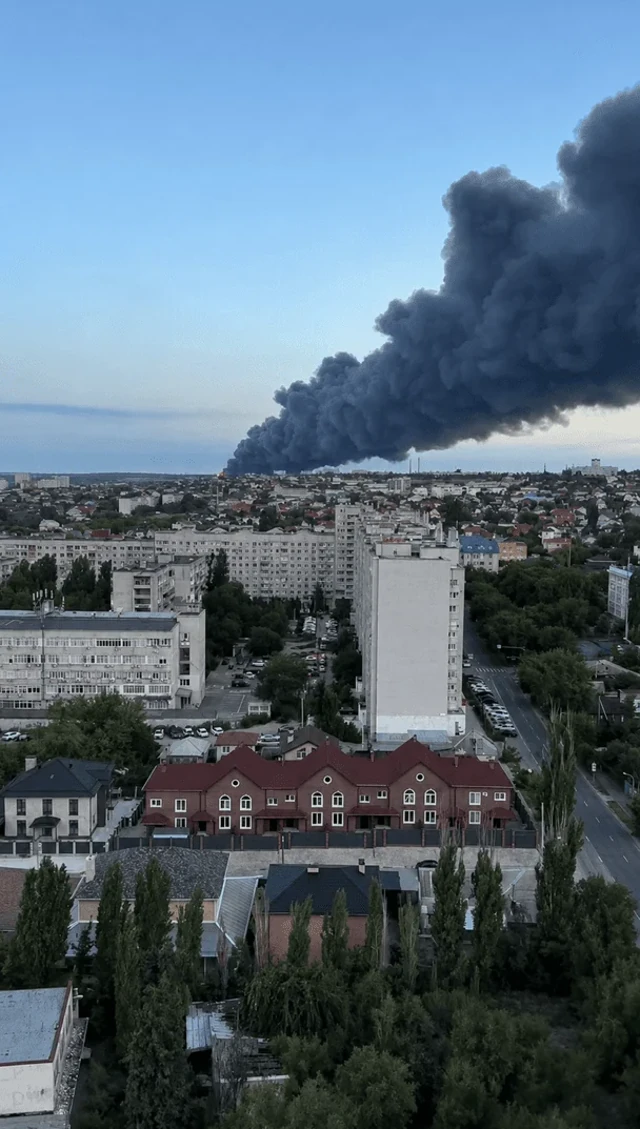 Масштабна пожежа на території НПЗ у Волгограді після нічної атаки 31 липня