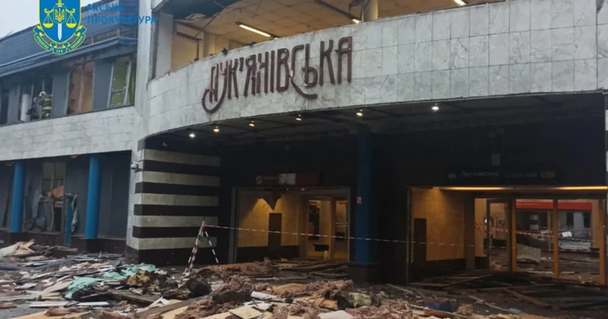 Скляна зупинка громадського транспорту в районі станції метро «Лук'янівська»