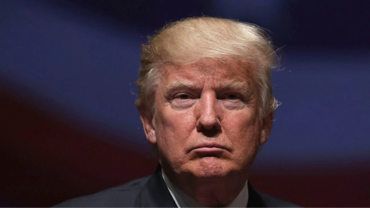 Президент США Дональд Трамп під час коментаря журналістам на льотному полі в Іллінойсі
