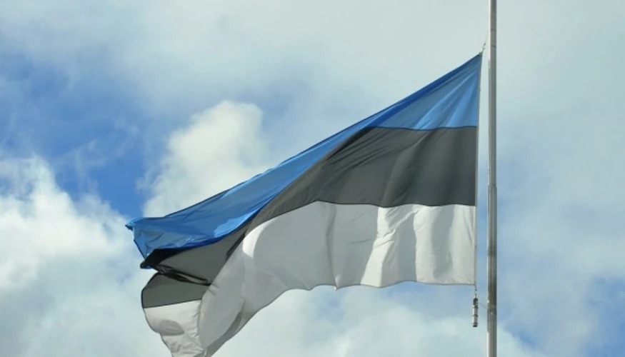 Логотип Європейського арктичного саміту на тлі символіки ядерного стримування