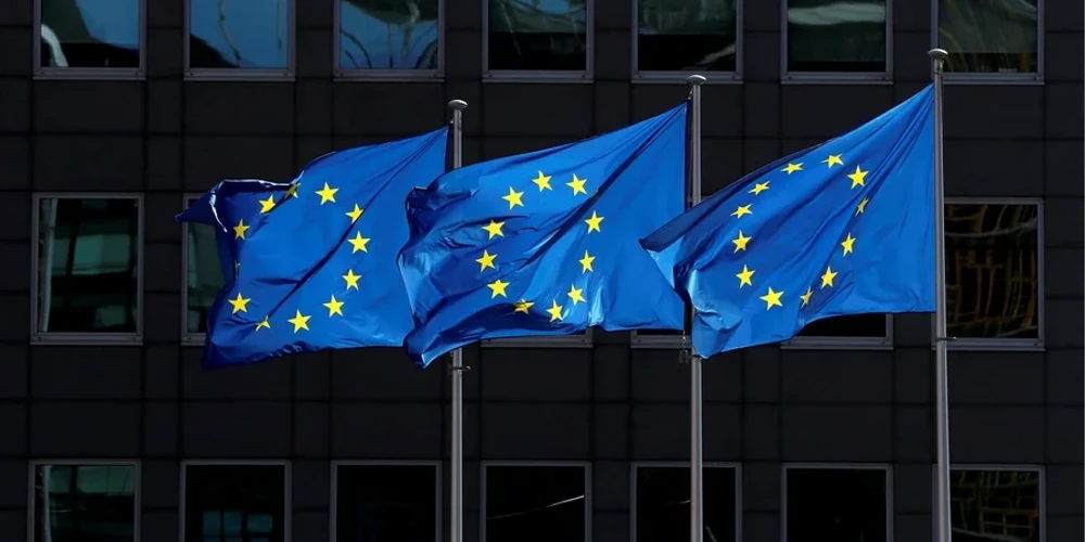 Логотип Європейської комісії поряд із зображенням переговорів у Маямі
