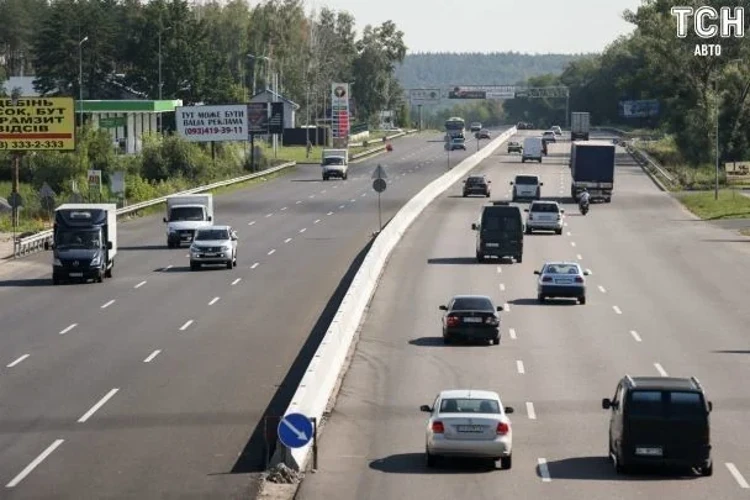Пошкоджені автомобілі біля траси Київ — Одеса у селищі Чабани після влучання дрона, працюють оперативні служби.