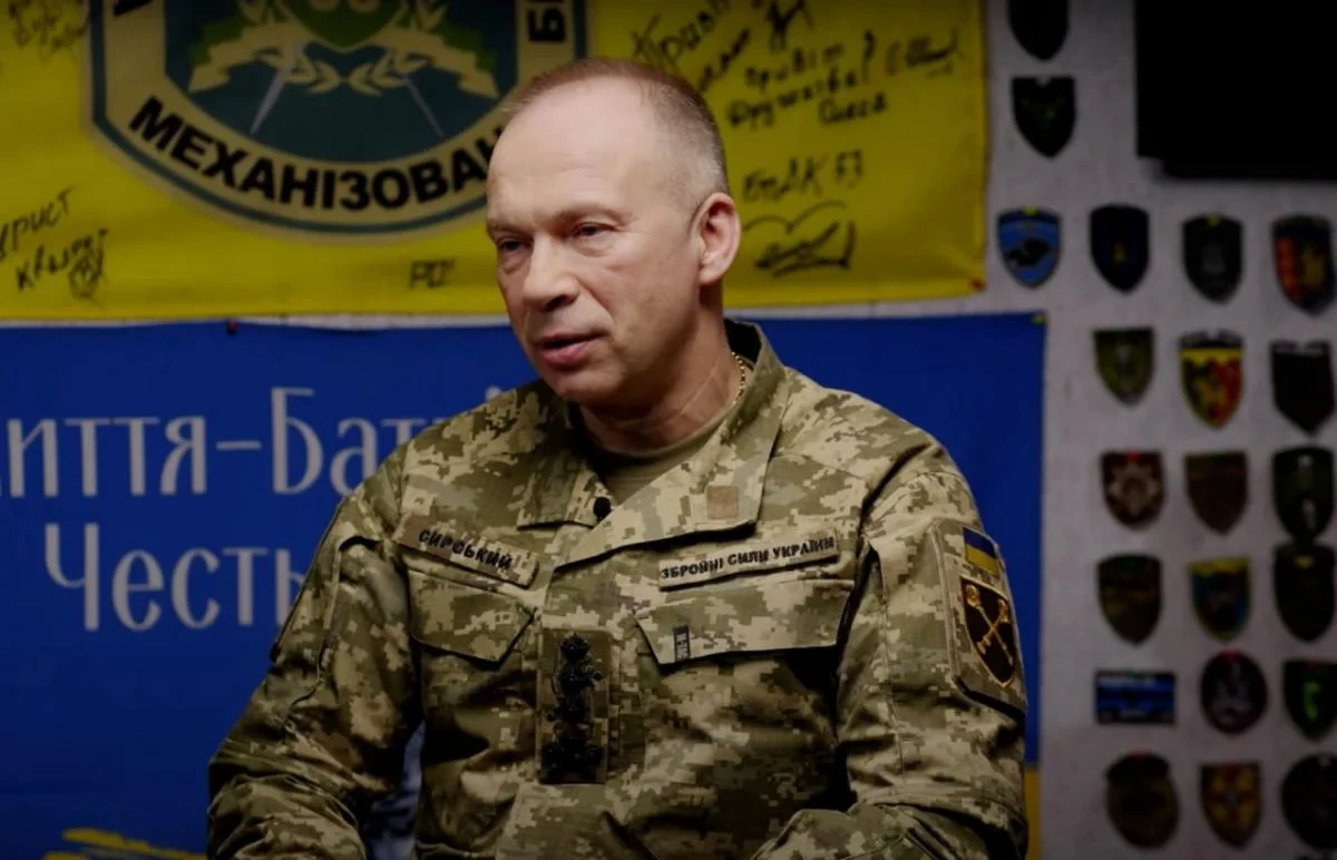 Українські військові біля дорожнього знака-розвилки Україна-Росія на території Курської області РФ