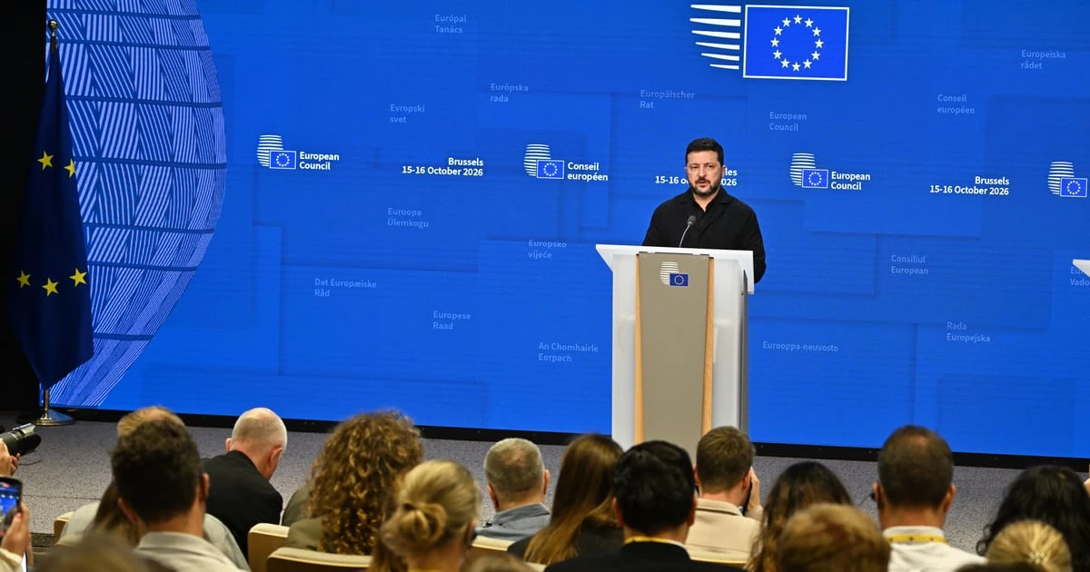 Президент України Володимир Зеленський дає пресбрифінг у залі Євроради (фото Dursun Aydemir/Anadolu via Getty Images)