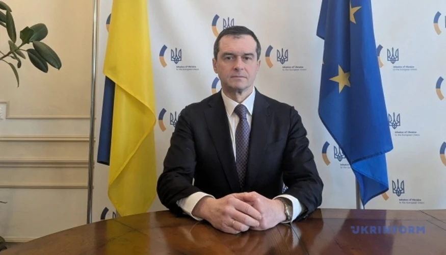 Державний прапор України та прапор Європейського Союзу