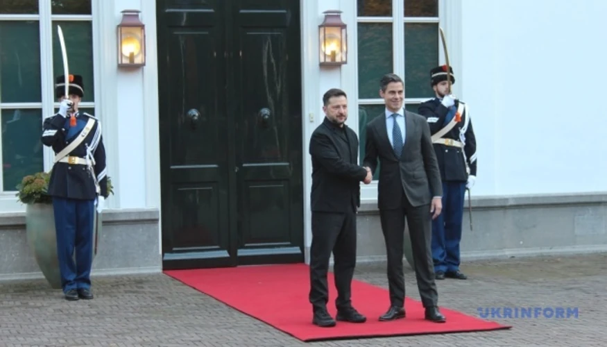 Президент Володимир Зеленський біля резиденції прем’єр-міністра Нідерландів